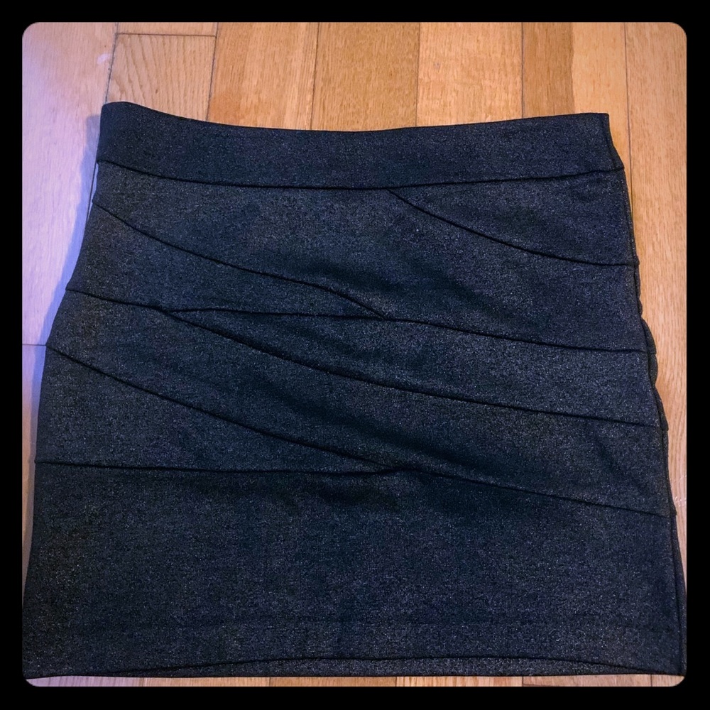 🌈 Black skirt with gold glitter